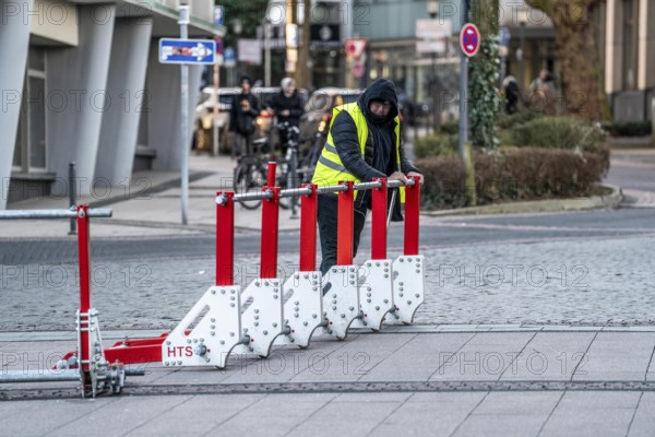 Mobile anti-terror barrier, modular, movable barrier against cars and lorries driving amok, opened