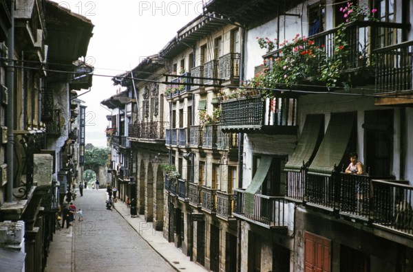 Historische Gebäude in der Altstadt von Hondarribia oder Fuenterrabía, Baskenland, Nordspanien,