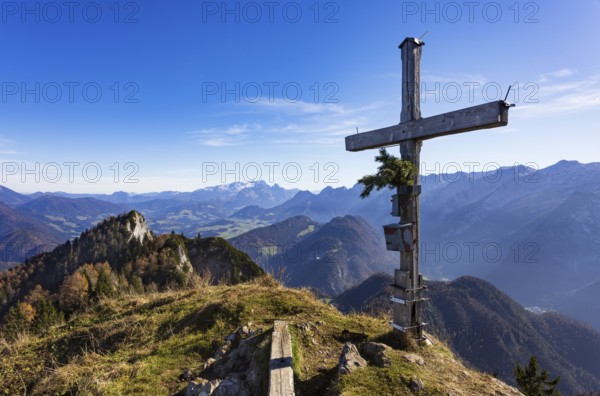 Old summit cross on the Schwarzer Berg with a view of the Gschirrwand Lammertal and Dachstein