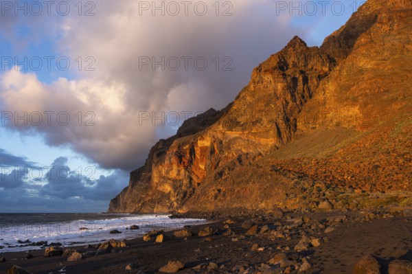 Golden hour at the Playa del Inglés beach and the La Mérica mountain range. Valle Gran Rey, La