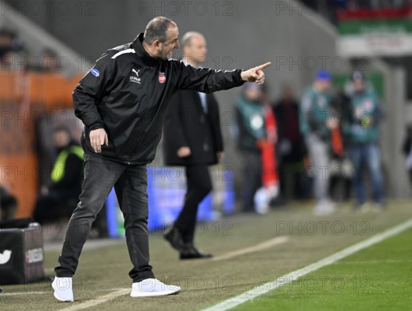 Coach Coach Frank Schmidt 1. FC Heidenheim 1846 FCH Gesture Gesture on the sidelines Coach Coach
