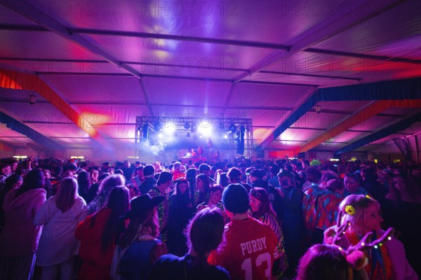 Large crowd in a festively lit tent at a music event, carnival, Schlagerkuchen Donzdorf, district