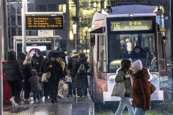 Full tram stop Schadowstraße, rainy weather, Düsseldorf, North Rhine-Westphalia, Germany, Europe