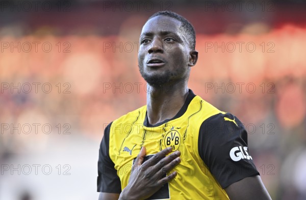 Goal celebration Serhou Guirassy Borussia Dortmund BVB (09) gesture hand on chest, coat of arms,