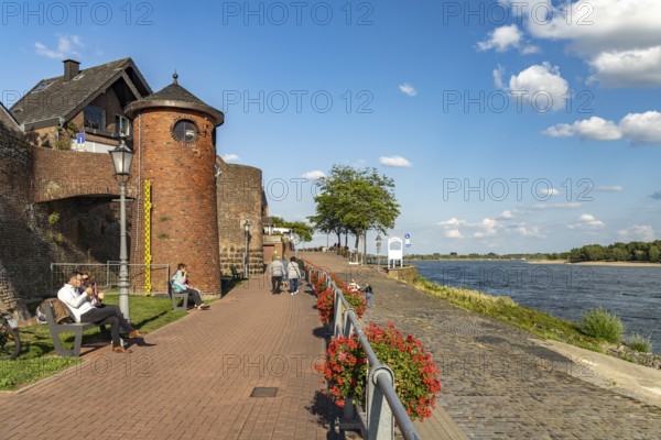 Rhine promenade with Rhine level in Rees, Lower Rhine, North Rhine-Westphalia, Germany, Europe