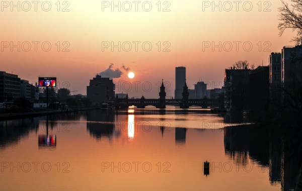 View over the Spree to Oberbaum Bridge during sunrise, Berlin, 09/02/2025, Berlin, Berlin, Germany,