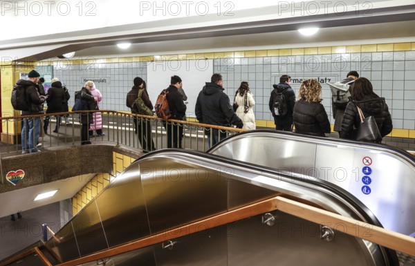 Passengers at Hermannplatz underground station waiting for the underground, Berlin, 07/02/2025,