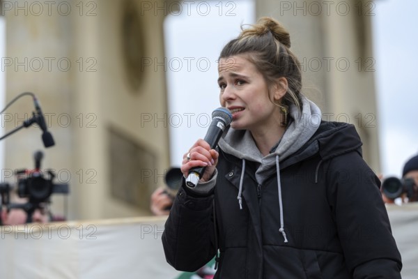 Luisa Neubauer speaks at the Fridays for Future climate strike. Brandenburg Tor, Berlin, 14