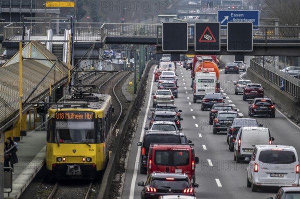 Traffic jam on the A40 motorway, in both directions, underground U18 in the middle lane, Friday,
