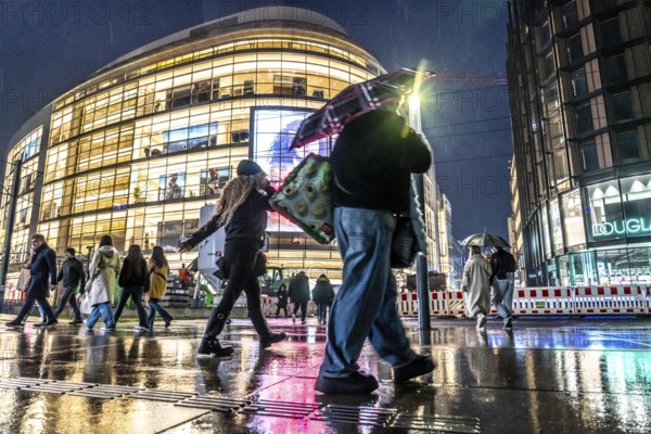 Schadowstraße, city centre, shopping street, pedestrian zone, winter, rainy weather, P&C clothing