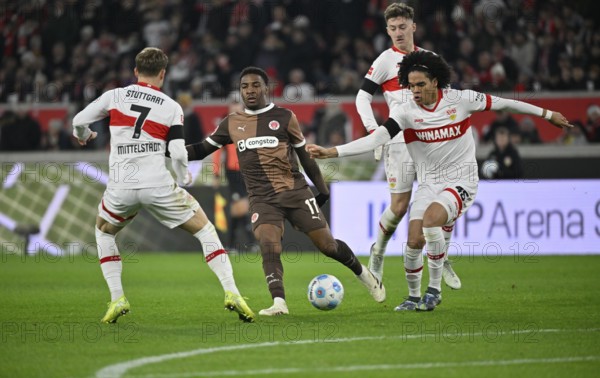 Duel, action Oladapo Afolayan FC St. Pauli (17) against Maximilian Mittelstädt VfB Stuttgart (07)
