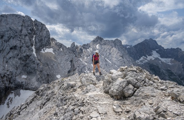 Mountaineer on the Jubiläumsgrat between Zugspitze and Alpspitze, high mountains, Wetterstein
