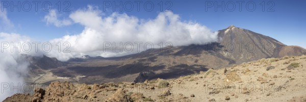 Panorama during the ascent to Alto de Guajara, 2715m, behind it the Pico del Teide, 3717m, Teide