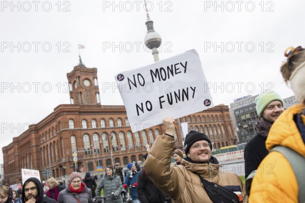 Sign No Money, No Funny in front of the Rotes Rathaus at the #unkürzbar! Demonstration against the