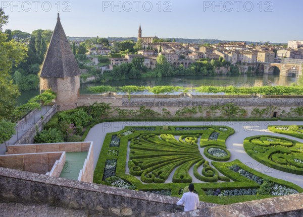 Palais de la Berbie park and view of the river Tarn, Albi, Département Tarn, France, Europe