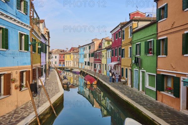 Colorful houses beside the waterway in between 'Fondamenta Pontinello Sinistra' and 'Fondamenta