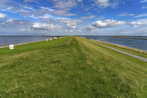 Dyke on the Nordstrand peninsula, Nordfriesland district, Schleswig-Holstein, Germany, Europe