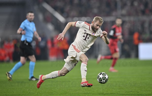 Konrad Laimer FC Bayern Munich FCB (27) Action on the ball Referee Michael Oliver (ENG) UEFA