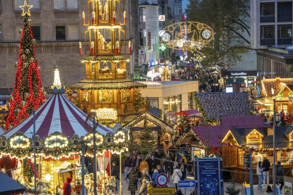 Pre-Christmas season, Christmas market in the city centre of Essen, Willy-Brandt-Platz, pedestrian