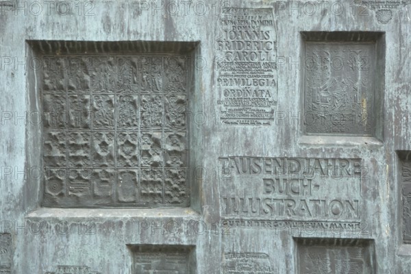 Sculpture Tor tor at the Gutenberg Museum by Karl-Heinz Krause 1962, inscription, detail, text,