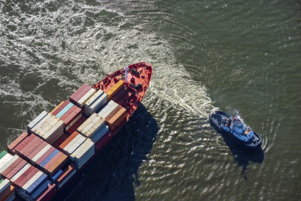 Container ship, Montreal Express, Hapag Lloyd, Süderelbe, Köhlbrand, Elbe, tugboat, turning,