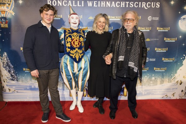 Martina Gedeck with nephew Anton between clown Gensi and Bernhard Paul at the premiere of the 20th