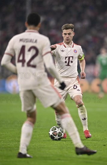 Joshua Kimmich FC Bayern Munich FCB (06) Action on the ball Jamal Musiala FC Bayern Munich FCB (42)