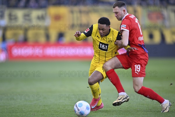 Duel, action Jonas Foehrenbach 1. FC Heidenheim 1846 FCH (19) against Julien Duranville Borussia