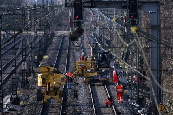 Labourers working with Liebherr A922 Rail Litronic and Kuhnle RR14 EVO 3 Rail two-way working