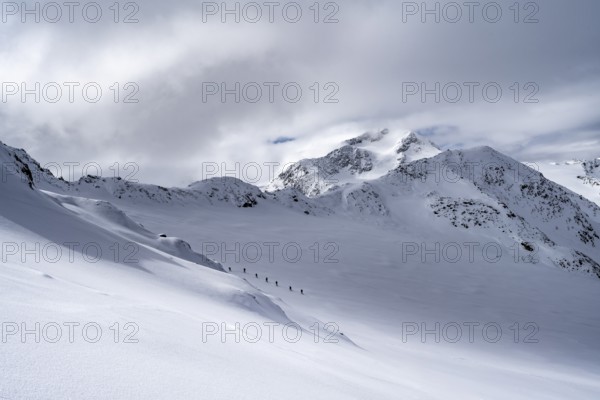 Snow-covered mountain landscape, a group of ski tourers on the Hohenferner, behind the summit of