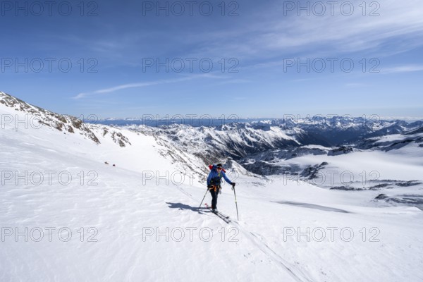 Ski tourers on the glacier, on the ascent to Monte Cevedale, mountain panorama, snow-covered