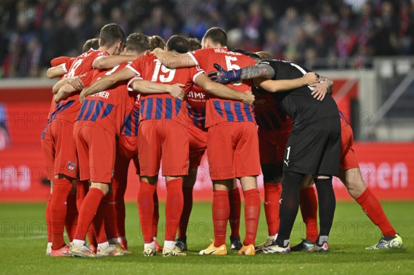 Team building, team circle in front of the start of the match 1. FC Heidenheim FCH Voith-Arena,
