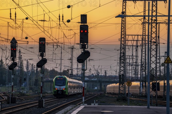 Regional-Express, RE49 Wupper-Lippe-Express, leaving the main station of Essen, dusk, North