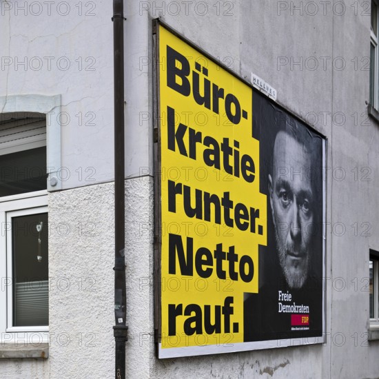 Large FDP election poster with Christian Lindner and the words Bürokatie runter. Net up, Bundestag