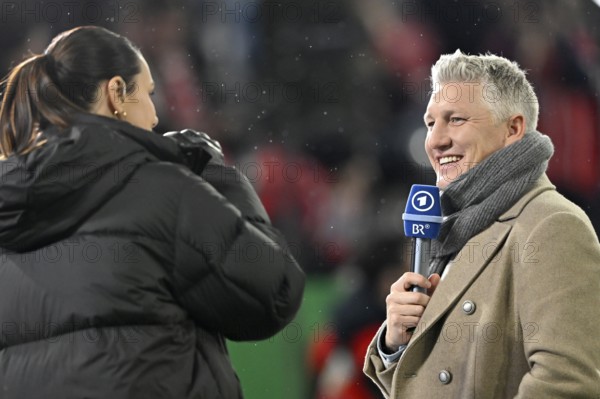 ARD presenter and reporter Esther Sedlaczek in an interview Microphone, microphone, logo, with TV