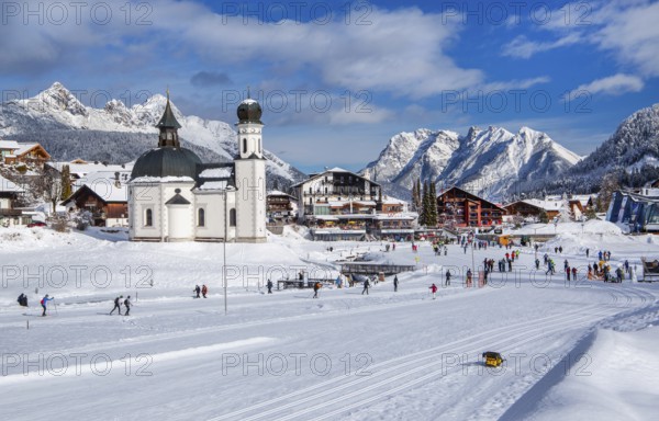 Cross-country ski trails on the southern edge of the village with Seekirchl, Wetterstein and