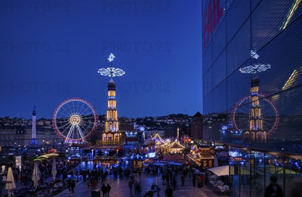 Christmas market with Christmas pyramid, reflection in the art museum, Cube, Ferris wheel, New