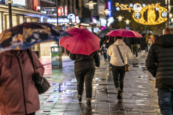 Rainy weather, passers-by with umbrellas, empty Christmas market, Essen, North Rhine-Westphalia,
