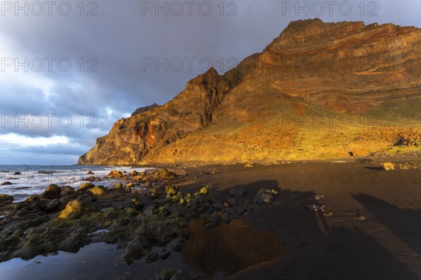 Golden hour on the seafront. Playa del Inglés and the La Mérica mountain range. Valle Gran Rey, La