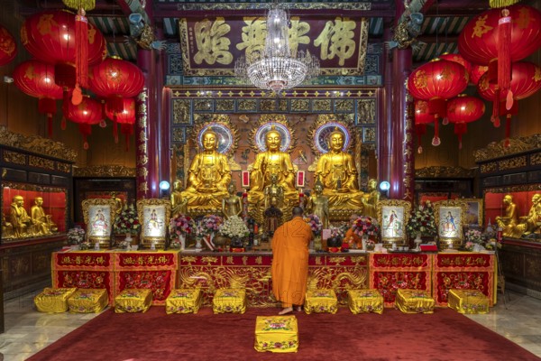 Buddha statues in the Chinese Buddhist temple Wat Mangkon Kamalawat in Chinatown, Bangkok,