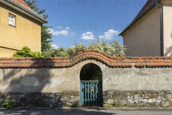 Small archway with garden gate in a wall, Gartenstadt Hellerau, Dresden, Saxony, Germany, Europe