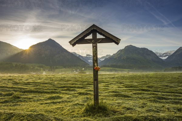 Field cross with Christ figure, Lorettowiesen near Oberstdorf, Allgäu Alps, Allgäu, Bavaria,