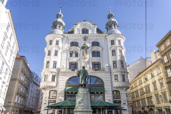 Gutenberg monument in front of the Regensburger Hof at the Lugeck in Vienna, Austria, Europe