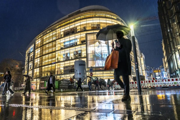 Schadowstraße, city centre, shopping street, pedestrian zone, winter, rainy weather, P&C clothing