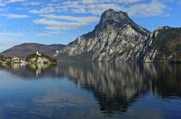 The village of Traunkirchen with the Johannesberg Chapel on Lake Lake Traun, on the right the
