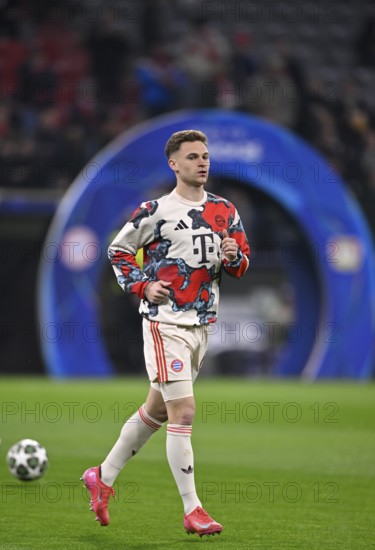Warm-up training Joshua Kimmich FC Bayern Munich FCB (06) in front of Champions League Arch, UEFA