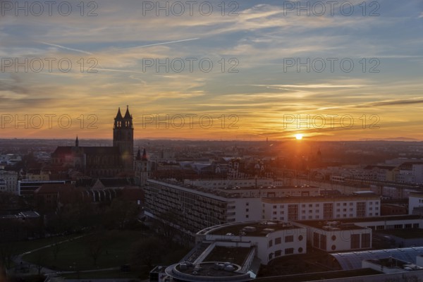 Magdeburg Cathedral at sunset, to the right Hundertwasserhaus, in front of it Kloster Unser Lieben