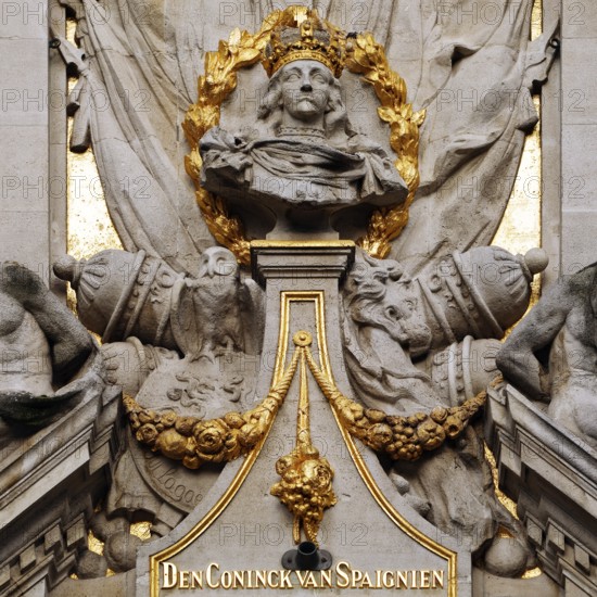 Baroque façade detail of the Au Roi d'Espagne guildhall with bust of Charles II, Bakers' Guild,