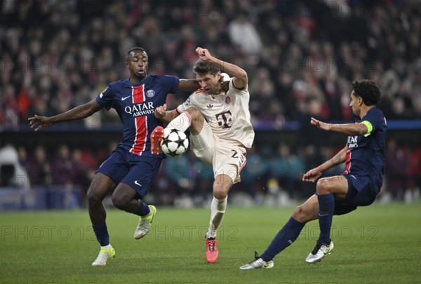 tackle, action Thomas Müller FC Bayern München FCB (25) vs Willian Pacho FC Paris Saint-Germain PSG