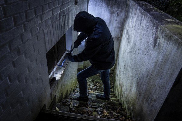 Symbolic image of a house burglary, perpetrator has approached a house from the garden side and
